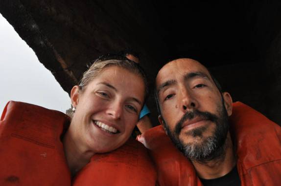 Escondendo-se da forte chuva sob a ponte ferroviária sobre o rio Paraguai, na região de Corumbá, no Mato Grosso do Sul